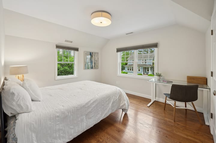 Spálňa s manželskou posteľou Queen z pamäťovej peny a písacím stolom. 