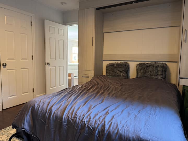 Spálňa s manželskou posteľou Queen a písacím stolom na prvom poschodí