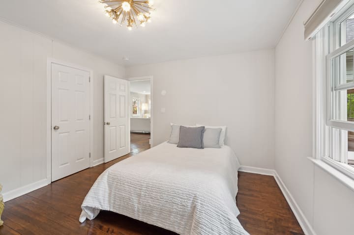 Spálňa s manželskou posteľou Queen a stolom