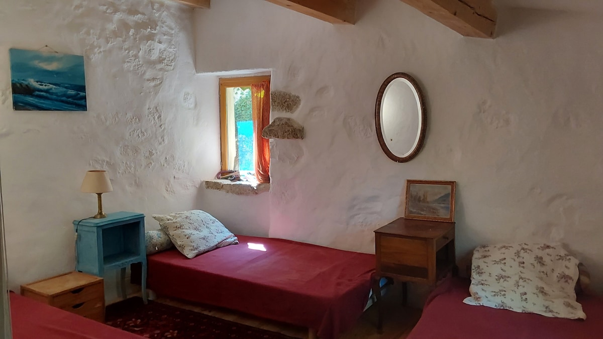 ห้องนอนมีเตียง 3 เตียงขนาด 90x200 ซึ่งสามารถต่อเข้าด้วยกันได้ 