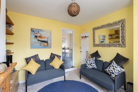 Top performing Airbnb: Quaint 3 bed Cottage, central Dorking with parking in Mole Valley