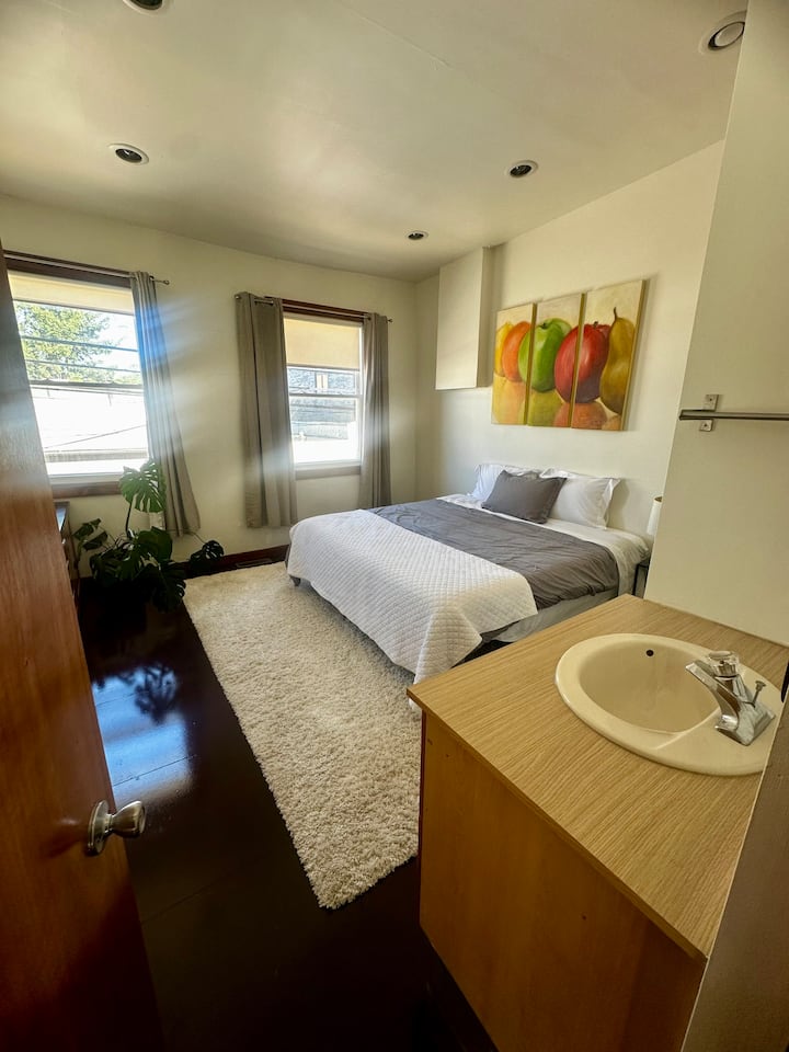 Мивка в европейски стил в основната спалня