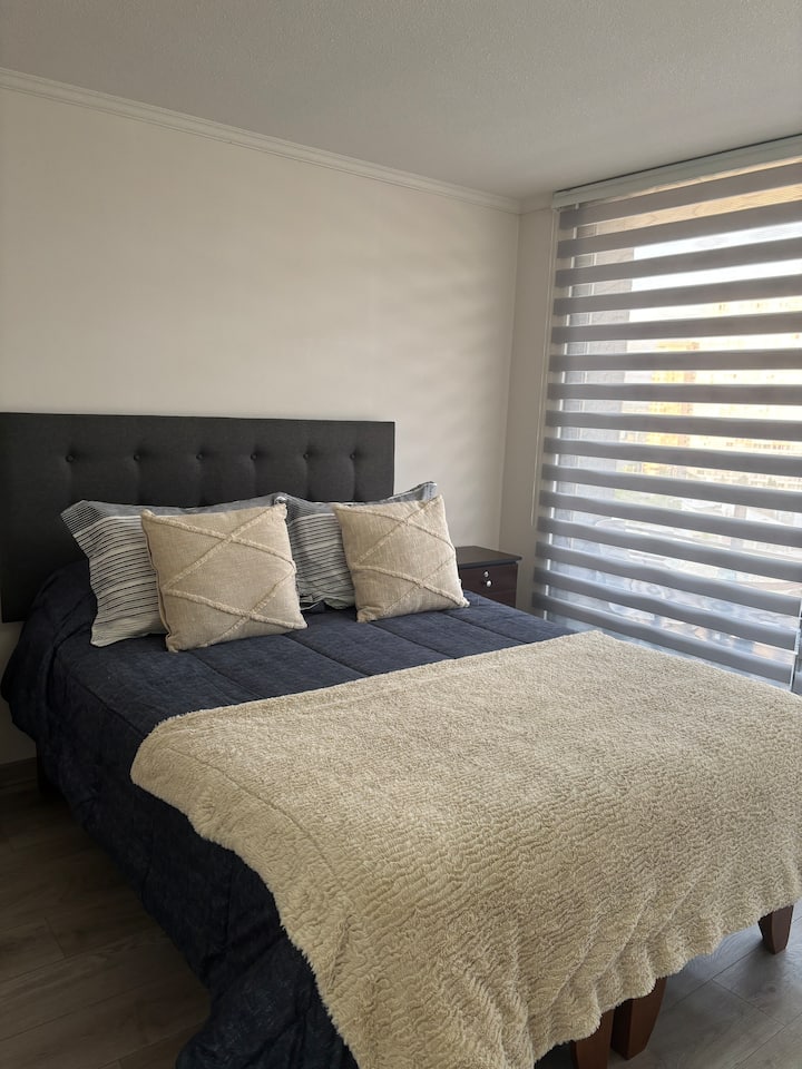 ห้องพักสว่างพร้อมห้องน้ำในตัวพร้อมทางออกระเบียง มีม่านบล็อกไลท์ เครื่องทำความร้อน ผ้าห่มเสริม และเตารีด เหมาะสำหรับการพักผ่อนที่อบอุ่นและมีสไตล์