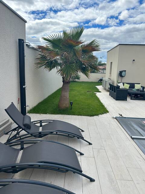 Quiet contemporary house with pool