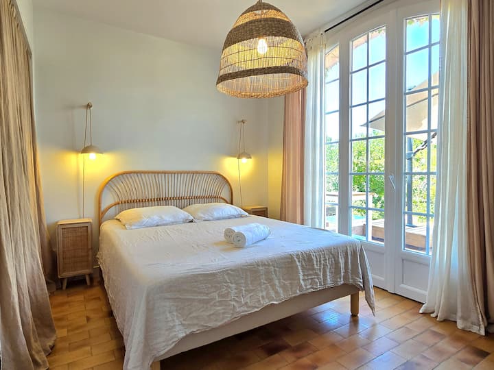 Dhoma e gjumit 1 me një krevat të rehatshëm 140 cm, një tavolinë pune dhe hapësirë magazinimi për rrobat. Hyrje e drejtpërdrejtë në tarracë.