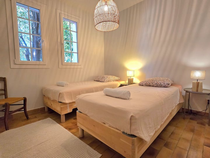 Dhoma e gjumit 3 me 2 krevate tek.

