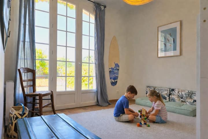 Dhoma e gjumit 2 e projektuar për fëmijë, e pajisur me një krevat marinari dhe një dyshek dyshemeje. Ka gjithashtu qasje të drejtpërdrejtë në tarracë.