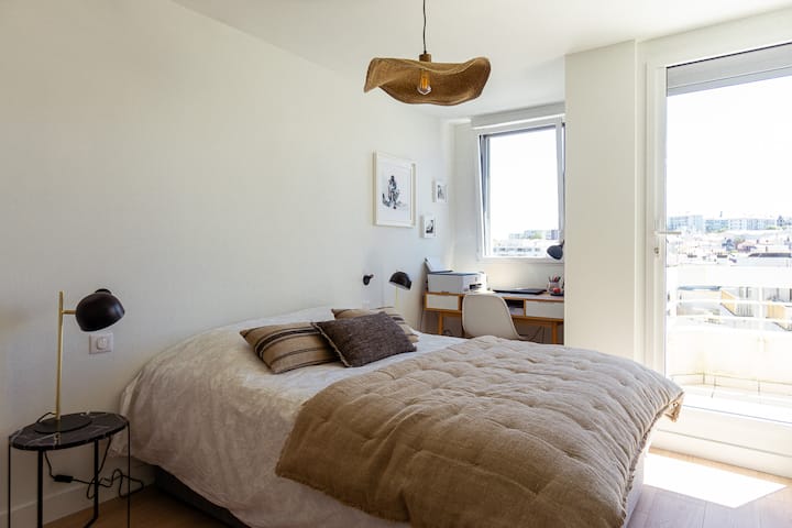 Svijetla glavna spavaća soba s krevetom 140x190, s ljuljajućim prozorom i prozorskim vratima koja omogućuju pristup terasi okrenutoj prema istoku, klima-uređaj, opremljen ormar, ured koji nudi drugi prostor za rad na daljinu u stanu. 