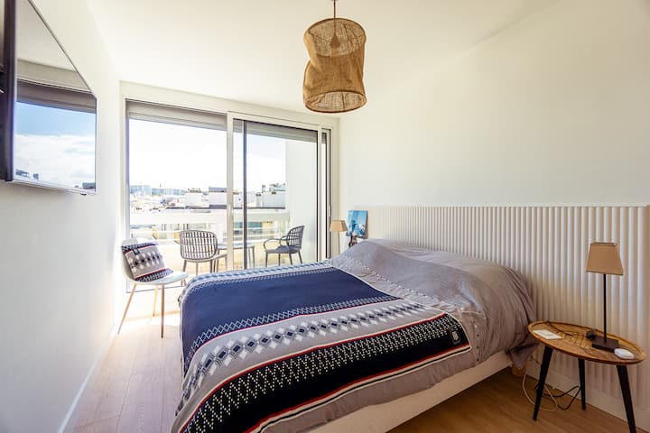 Modularna spavaća soba za spavanje 160x190 ili 2 kreveta 80x190. Veliki prozor od poda do stropa koji se otvara na terasu okrenutu prema istoku. Opremljen ormar,
klima-uređaj i zidni TV. 