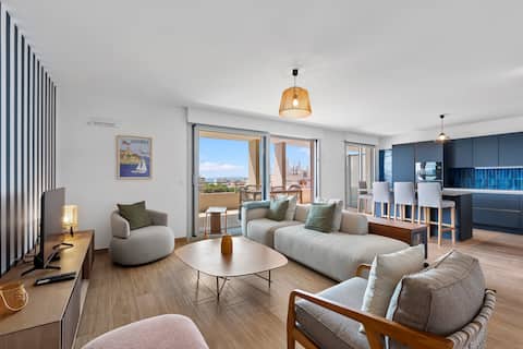 Top performing Airbnb: 701 • Air-conditioned, rooftop, sea view, parking in Antibes