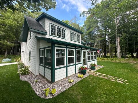 Cottage w/ private beach ! Room for the family!