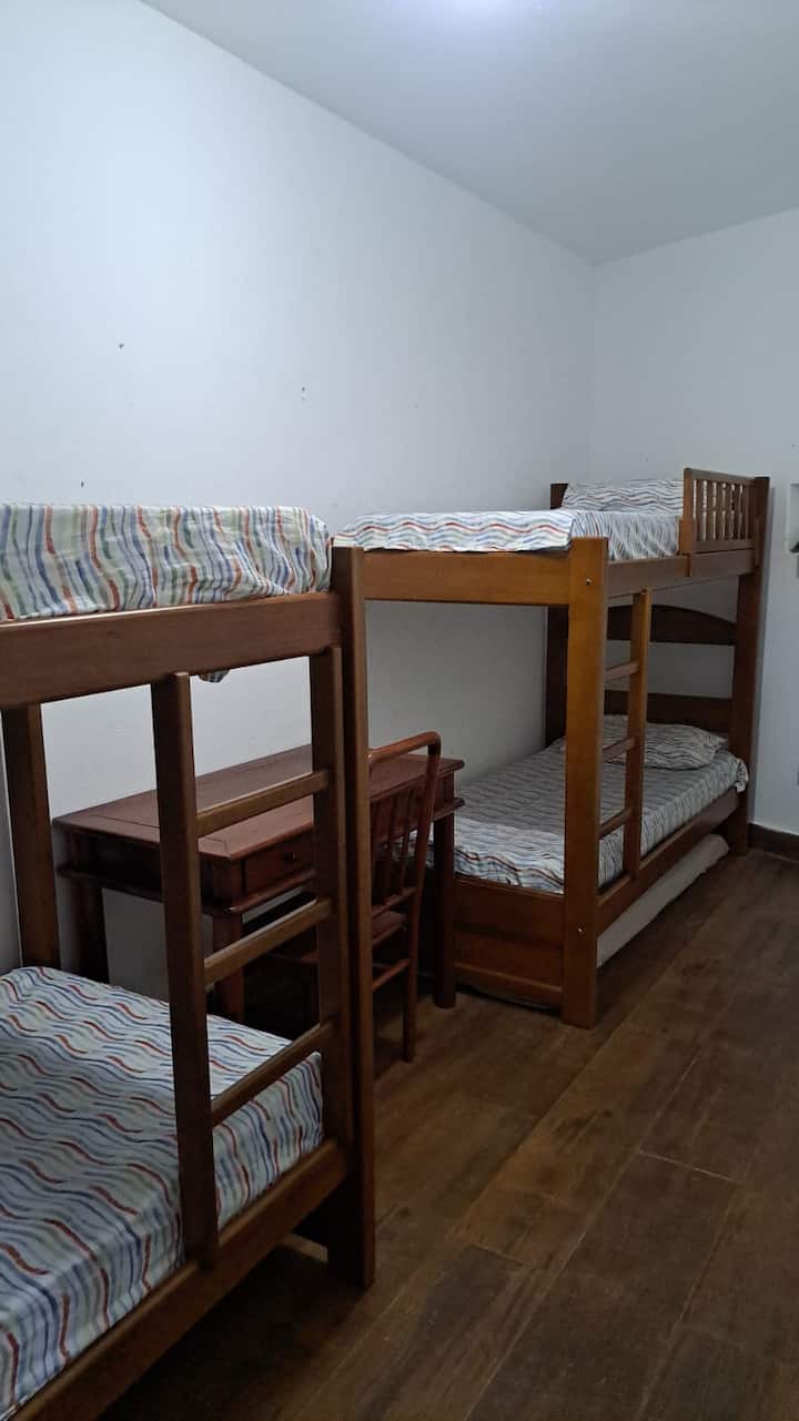 בחדר הזה יש 2 מיטות קומותיים.