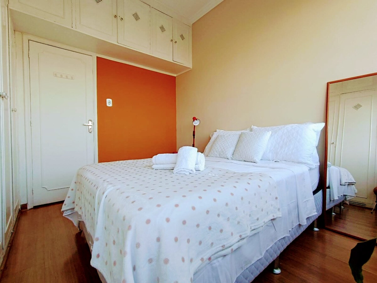 חדר עם מיטה זוגית