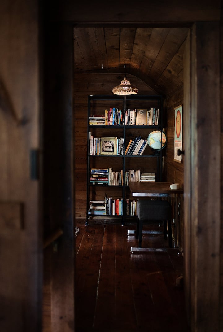 "Maktaba"

Furahia mkusanyiko wetu wa vitabu vyetu vya waandishi wa North Carolina. Chumba hiki sasa kina kitanda cha ukubwa wa mapacha na kitanda kidogo - picha zitasasishwa hivi karibuni!