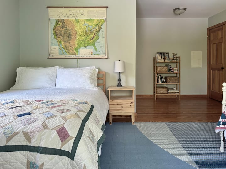 "Chumba cha kulala cha Sunset"

Sunset ina kitanda kimoja, kitanda kimoja kamili na dawati la uandishi. 