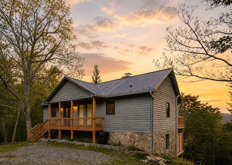 3BR Fall Haven w/Hot Tub - Downtown Boone