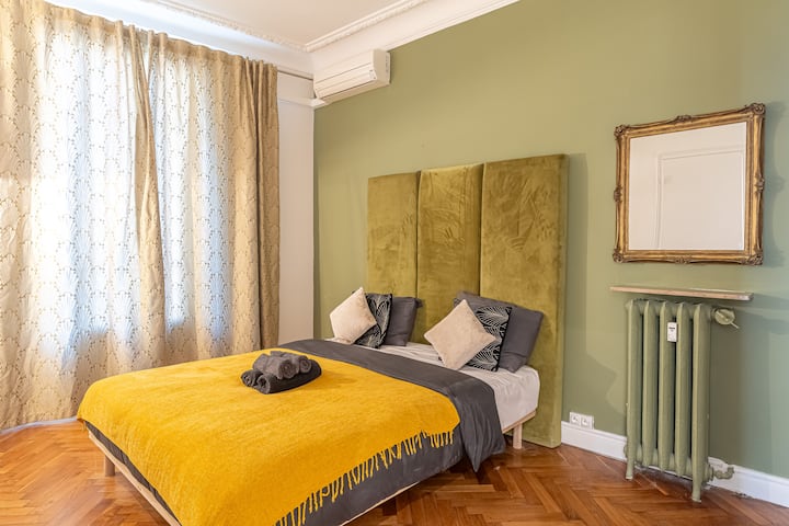CHAMBRE PRINCIPALE, CHAMBRE ANIS équipée d'une grande armoire et d'un accès direct à une salle de bain.