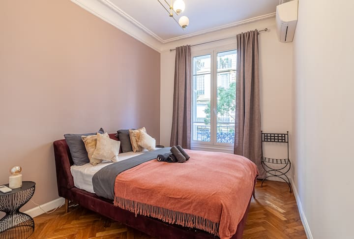 CHAMBRE PRUNEAU équipée d'une garde-robe moyenne