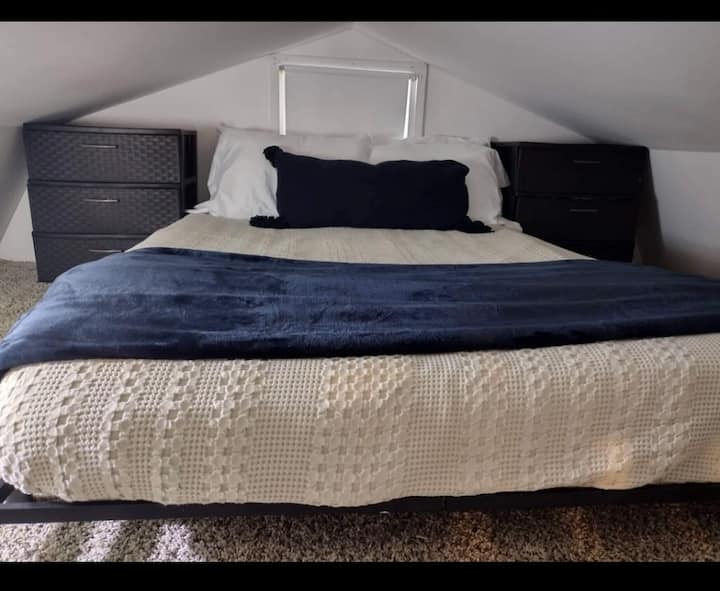 Lit double dans un loft à l'étage