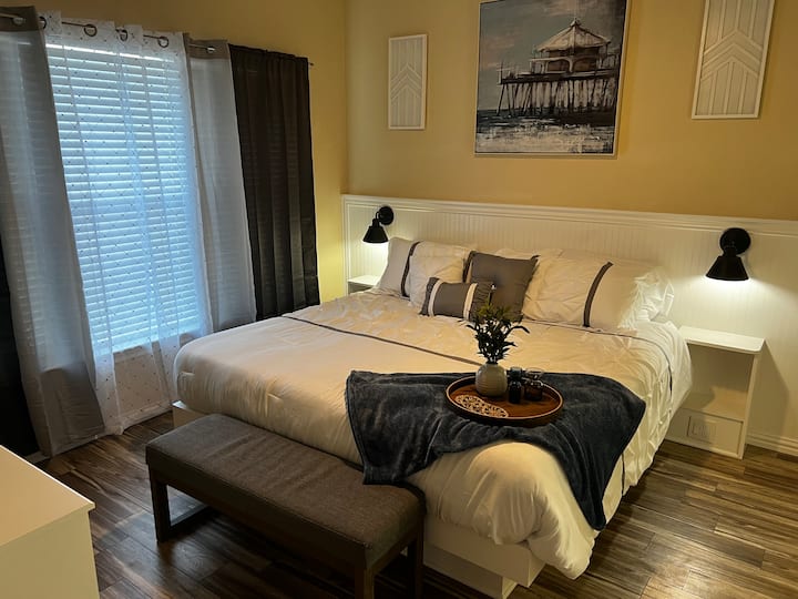 חדר השינה הראשי שלכם עם מיטת קינג סייז