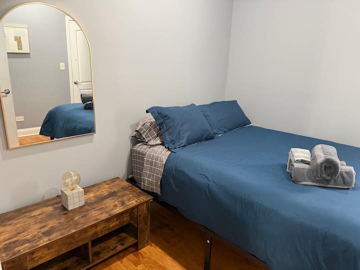 Брачен кревет (широк 150 – 179 см). Се наоѓа во горниот дел, спроти трпезаријата
