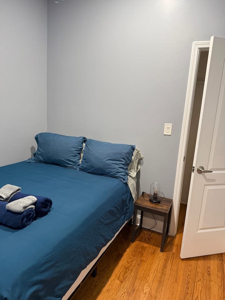 Кревет со целосна големина. Спалната соба се наоѓа на најгорното ниво покрај дневната соба
