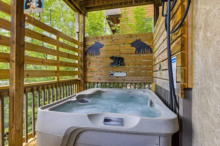Family Cabin With Game Room, Hot Tub & Views - Pigeon Forge