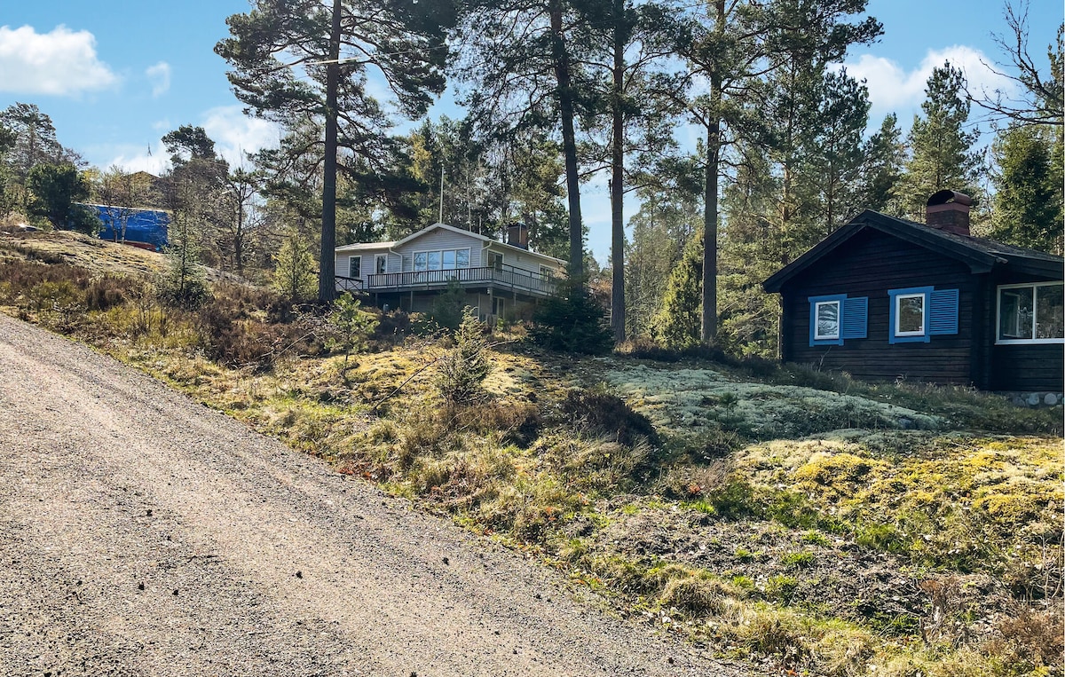 Awesome home in Ingarö with house sea view