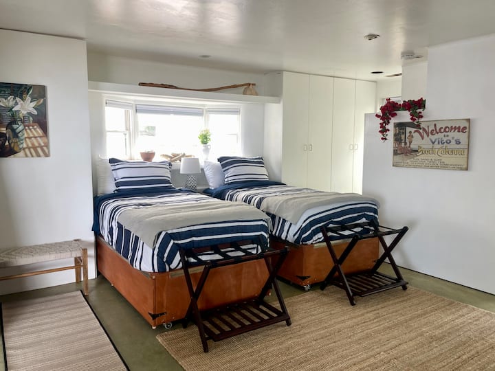 Კონვერტირებადი საძინებელი 2 ორადგილიანი საწოლით. Ეს ოთახი არის მთავარ სახლში და სასადილო ოთახის გვერდით. Კონფიდენციალურობის შესაქმნელად არსებობს ფარდები. Ამ საცხოვრებელში არის სრული სააბაზანო. 