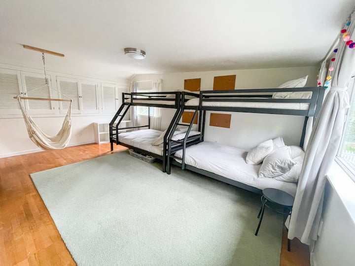 Krevat dopio mbi krevate me madhësi të plotë me dy krevate shtesë me trungje që shtrihen poshtë. 