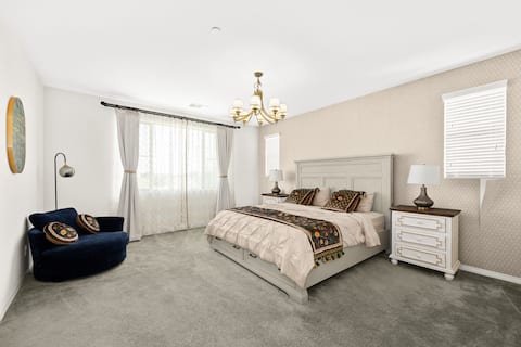 Large space/New/3 TVs/King Bed/Kids/Airport/clean