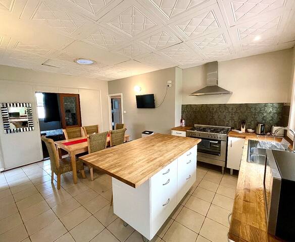 4 bedroom comfort close to CBD gallery image 4