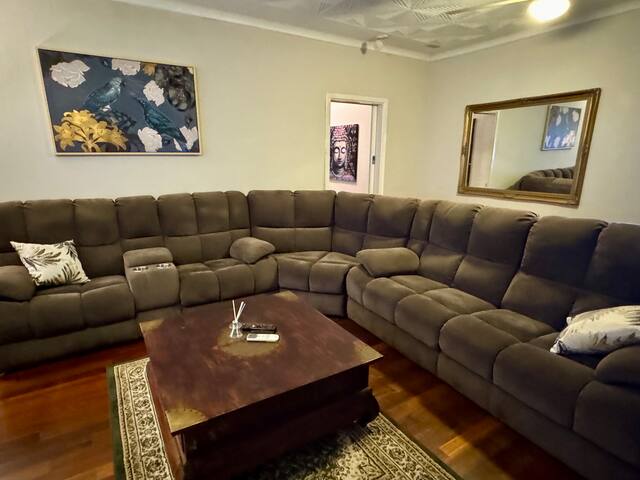 4 bedroom comfort close to CBD gallery image 3