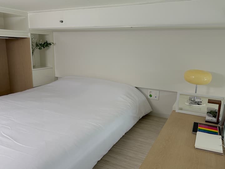 Jednoduchá a uprataná spálňa