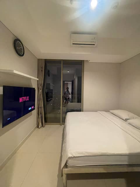 56A Cozy studio 50 inch TV Netflix