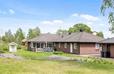 Large house in the countryside with room for many, close to ALV!
