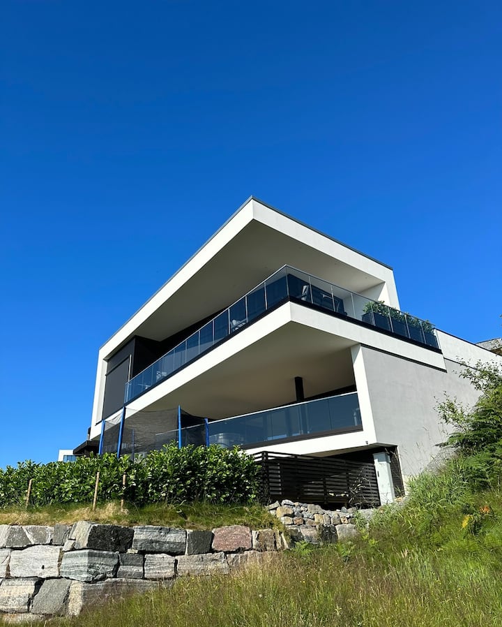 Funkisvilla PÃ¥ Utsiktstomt - Alesund