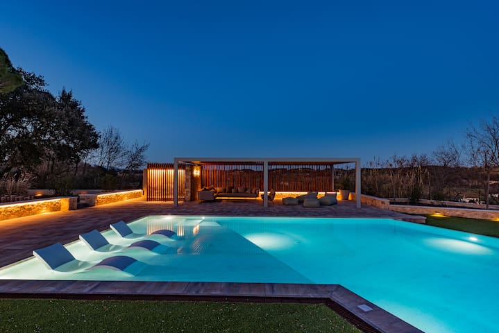 Lujosa Villa con Vistas y Piscina infinita