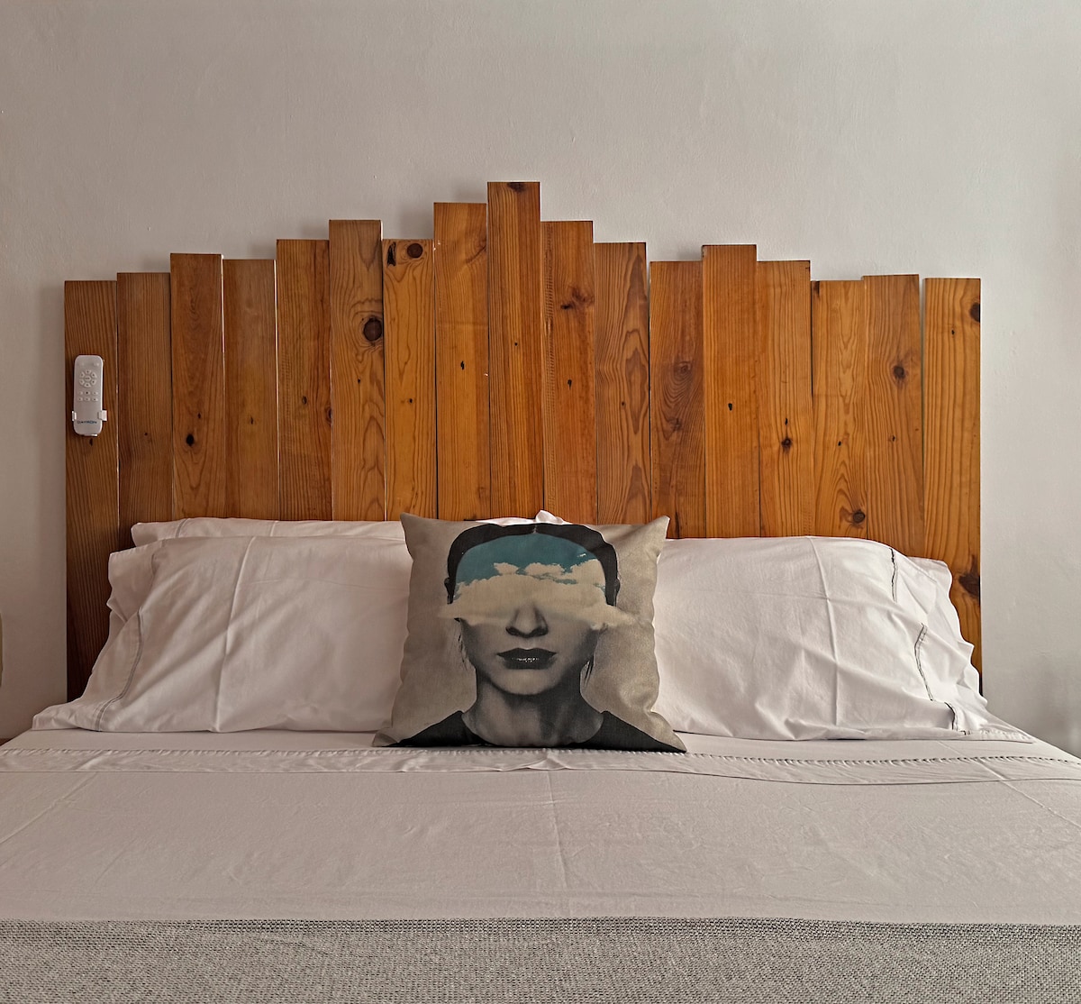 Sanjajte velike snove s našim jedinstvenim detaljima. ✨ Jastuk, s licem žene i oblakom, simbolizira tihe i opuštajuće snove. #Sueños #DetailsEspeciales #LaCasitDelLago #Descanso