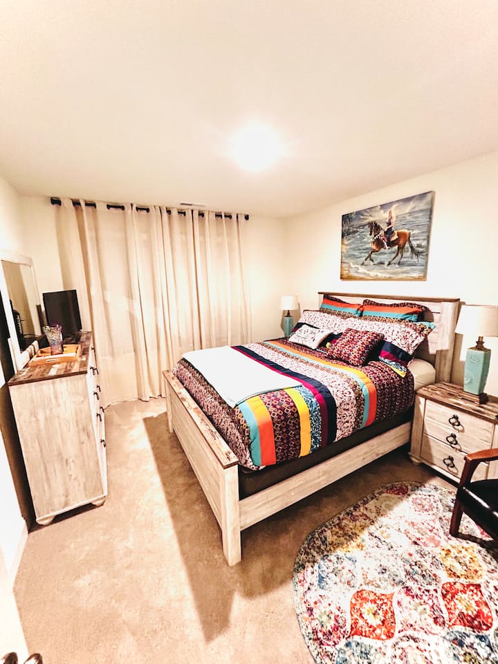 Luxusný tradičný matrac na vankúši Sealy a pružiny. Poťah na matrac, pekná súprava zladených prikrývok, reverzibilná. Vankúše veľkosti King. Roku TV s aplikáciou Spectrum na streamovanie. Boho tematická výzdoba. Prenosné ventilátory uložené v tejto skrini na použitie na poschodí