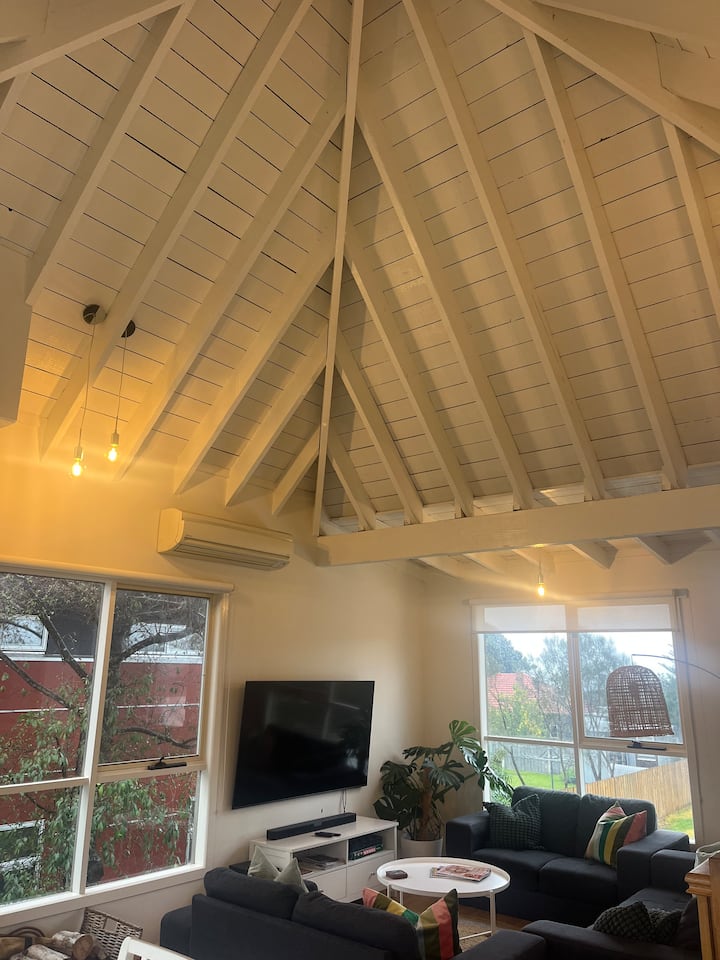 Rocket House-pet Friendly, Big Yard, Cosy & Views! - Apollo Bay