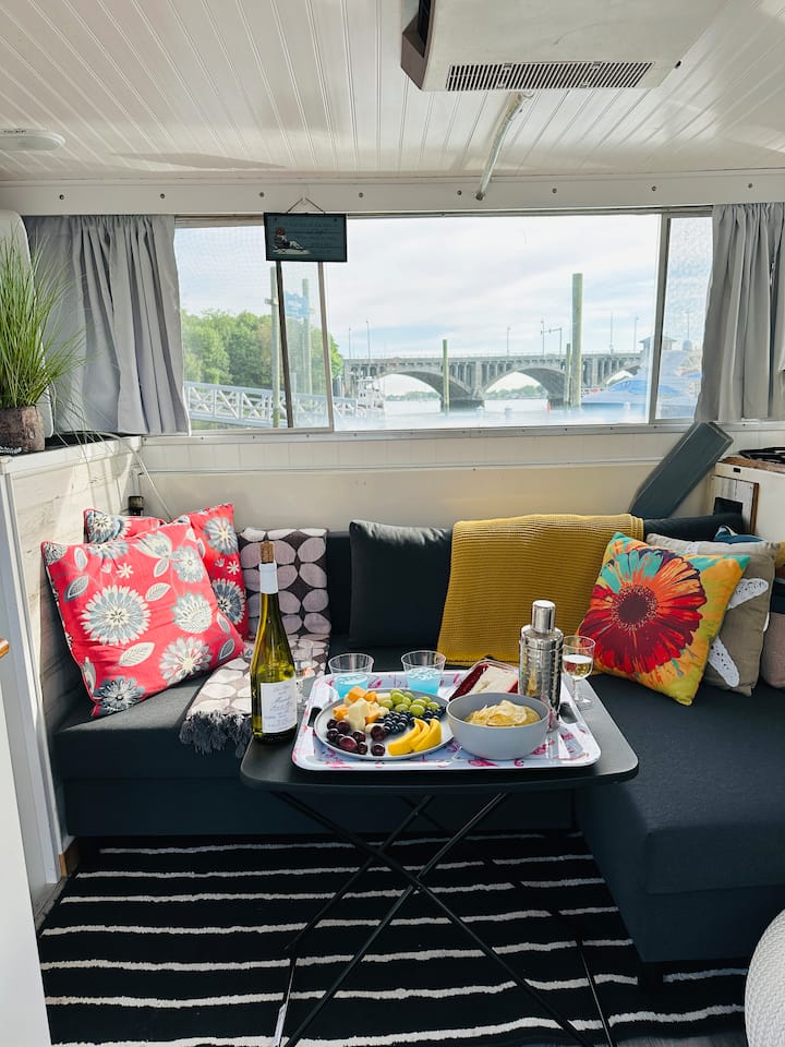 2 Bedroom Boathouse - Connecticut