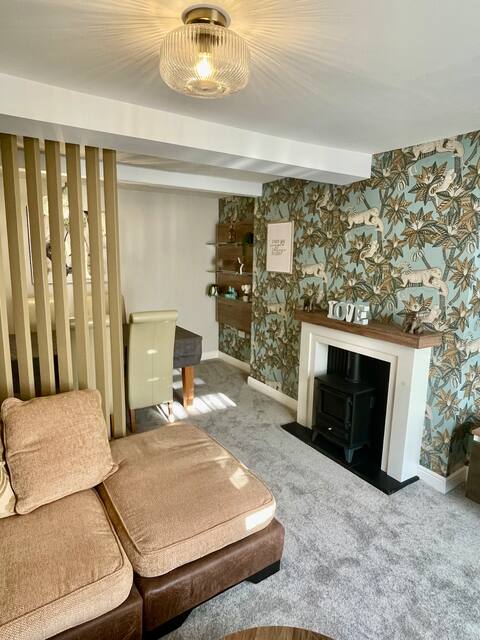 Top Airbnb: Holiday hot tub apartment, opp NYMR parking inc in Pickering