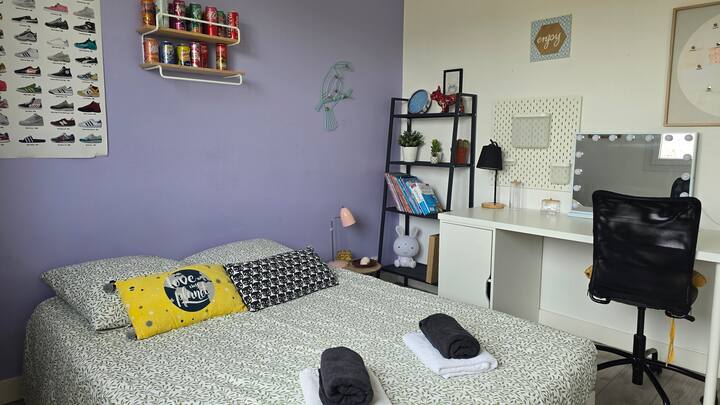 прекрасна спална соба со двоен кревет