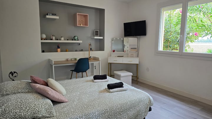 Прекрасна спална соба со двоен кревет