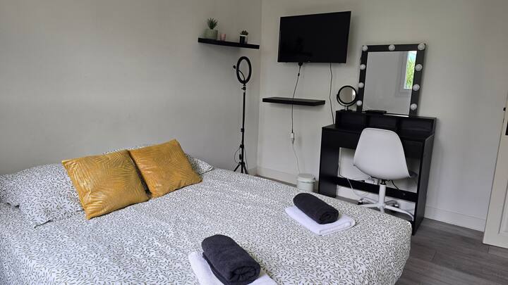 Прекрасна спална соба со двоен кревет