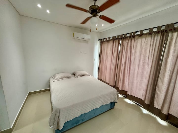 Cuenta con una cama Queen, un baño privado, minibar, TV Smart, ventilador, con salida a la pisicina.