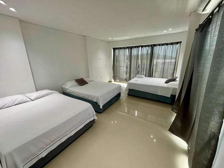 Cuenta con 3 camas dobles,  un baño privado, aire acondicionado.