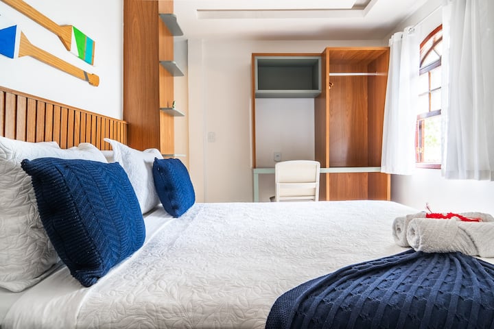 Chumba chenye starehe, usafi usio na doa Kitanda aina ya Queen, meza kwa wale wanaofanya kazi kwenye ofisi ya nyumbani. Kiyoyozi. 