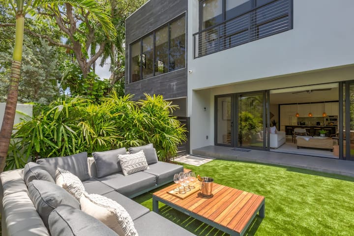 NEW Mansion WALK to LAS OLAS HOSTS 14 gallery image 3